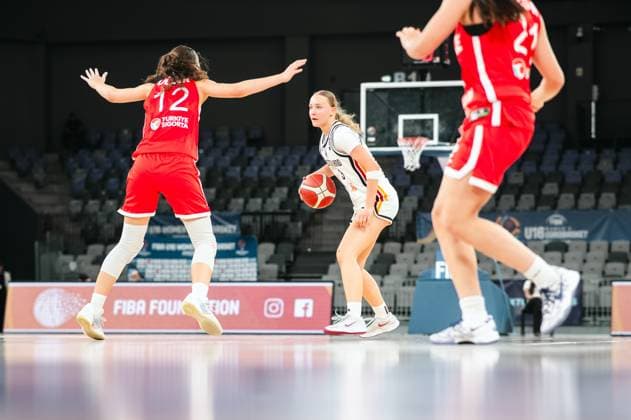 Eine Spielerin von Team Deutschland u16w dribbelt mit dem Ball und sucht eine Anspielstation, während Ezgi Ulker ( 12; Turkey) springend verteidigt. Die Szene findet in der Pitesti Arena beim FIBA U16 Women s EuroBasket statt. Deutschland u16w im Dribbling gegen Ezgi Ulker ( 12; Turkey) *** A player from Team Germany U16W dribbles the ball and looks for a passing option, while Ezgi Ulker (No. 12, Turkey) defends her with a jump. The scene takes place at the Pitesti Arena during the FIBA U16 Women s EuroBasket. Team Germany U16W dribbling against Ezgi Ulker (No. 12, Turkey) Copyright: xJoelxKruehlerx