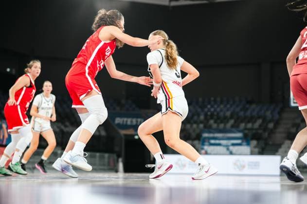 Eine Spielerin der Turkey drängt eine Spielerin von Deutschland u16w beim Zweikampf zur Seite, während weitere Spielerinnen beider Teams im Hintergrund zu sehen sind. Die Szene findet in der Pitesti Arena in Rumänien statt. Zweikampf zwischen Turkey und Deutschland u16w in der Pitesti Arena *** A player from Turkey pushes a player from Germany s U16 women s team to the side during a tackle, while other players from both teams can be seen in the background. The scene takes place at the Pitesti Arena in Romania. A tackle between Turkey and Germany s U16 women s team at the Pitesti Arena Copyright: xJoelxKruehlerx