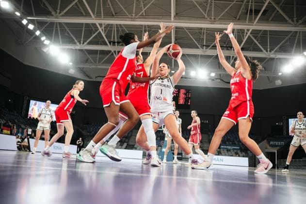 Luana Coaja ( 1; Deutschland u16w) kämpft sich mit dem Ball durch die türkische Abwehr und wird von mehreren Spielerinnen geblockt. Die Szene zeigt einen intensiven Angriff in der Pitesti Arena beim FIBA U18 Women s EuroBasket. Luana Coaja ( 1; Deutschland u16w) im Zweikampf gegen Turkey *** Luana Coaja of Germany s U16 women s team fights her way through the Turkish defense with the ball and is blocked by several players. The scene shows an intense offensive play at the Pitesti Arena during the FIBA U18 Women s EuroBasket, with Luana Coaja of Germany s U16 women s team in a one-on-one battle against Turkey. Copyright: xJoelxKruehlerx
