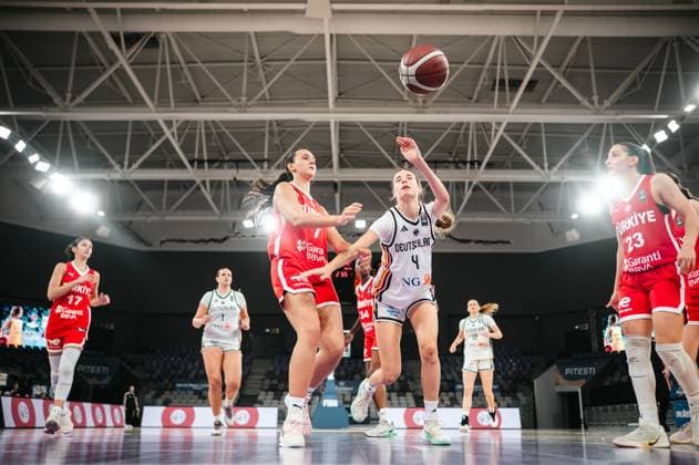 Sport Bilder des Tages Clara Rink ( 4; Team Deutschland u16w 2026) kämpft in der Pitesti Arena um den Ball gegen eine Spielerin von Turkey, während der Basketball in der Luft ist. Mehrere Spielerinnen beider Teams sind im Hintergrund zu sehen. Clara Rink ( 4; Deutschland u16w) im Zweikampf gegen Turkey bei Wurfaktion *** Clara Rink 4 of Team Germany U16w 2026 battles for the ball against a player from Turkey at the Pitesti Arena while the basketball is in the air. Several players from both teams can be seen in the background. Clara Rink 4 of Team Germany U16w goes head-to-head with a player from Turkey during a shot attempt. Copyright: xJoelxKruehlerx