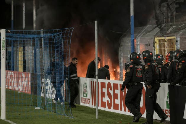 21.08.2026, xhettx, Fussball DFB Pokal 1.Runde, SV Waldhof Mannheim - 1.FC Kaiserslautern v.l. Lauternfans legen ein Feuer im Gästeblock (DFL DFB REGULATIONS PROHIBIT ANY USE OF PHOTOGRAPHS as IMAGE SEQUENCES and or QUASI-VIDEO) *** August 21, 2026, xhettx, Soccer DFB Cup 1st Round, SV Waldhof Mannheim 1 FC Kaiserslautern – Lautern fans set a fire in the visitors section. DFL and DFB regulations prohibit any use of photographs as image sequences and or quasi-video.