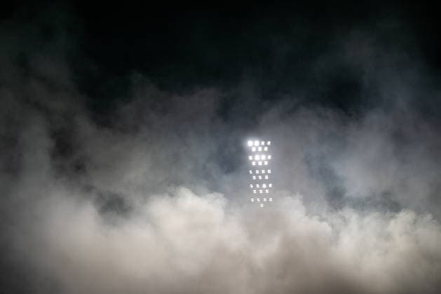 Rostock, Deutschland 21. August 2026: DFB-Pokal - 2026 2027 - 1. Runde - FC Hansa Rostock gegen VfB Stuttgart Im Bild: Flutlichtmast im Nebel DFB DFL regulations prohibit any use of photographs as image sequences and or quasi-video *** Rostock, Germany, August 21, 2026, 2026–2027 DFB Cup, First Round: FC Hansa Rostock vs. VfB Stuttgart. Pictured: a floodlight tower in the fog. DFB and DFL regulations prohibit any use of photographs as image sequences and or quasi-video. Copyright: xFotostandx xVoelkerx