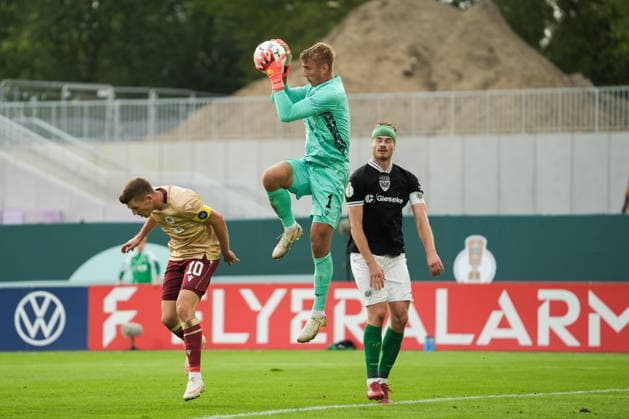 Deutschland: DFB Pokal 2026 2027 1.Runde, SC Preußen Münster vs Karlsruher SC, Freitag 21.08.2026 LVM-Preußenstadion (Münster, Nordrhein-Westfalen, Deutschland) Hans Christian Bernat (Karlsruher SC, 1) Parade *** Germany, DFB Cup 2026–2027, First Round: SC Preußen Münster vs. Karlsruher SC, Friday, August 21, 2026, LVM Preußenstadion, Münster, North Rhine-Westphalia, Germany; Hans Christian Bernat (Karlsruher SC), 1 save Copyright: xMerlexKölkingx