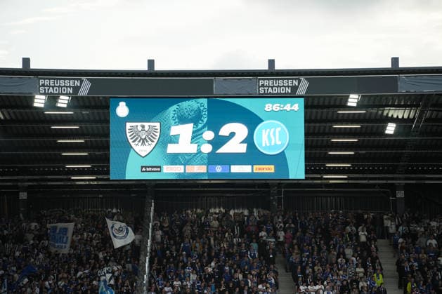 Deutschland: DFB Pokal 2026 2027 1.Runde, SC Preußen Münster vs Karlsruher SC, Freitag 21.08.2026 LVM-Preußenstadion (Münster, Nordrhein-Westfalen, Deutschland) Endstand 1:2 Anzeigetafel *** Germany DFB Cup 2026–2027, First Round: SC Preußen Münster vs. Karlsruher SC, Friday, August 21, 2026, LVM Preußenstadion, Münster, North Rhine-Westphalia, Germany. Final Score: 1–2. Scoreboard Copyright: xMerlexKölkingx