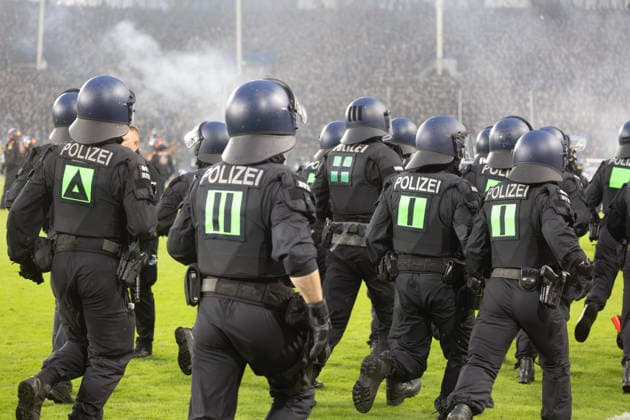 Fußball DFB-Pokal 2026 27, 1. Runde: Waldhof Mannheim gegen 1. FC Kaiserslautern***Massiver Polizeieinsatz nach Ende der regulären Spielzeit, nachdem Feuerwerkskörper auf das Spielfeld geschossen und Gegenstände auf das Spielfeld geworfen wurden *** Soccer: 2026-27 DFB Cup, First Round: Waldhof Mannheim vs. 1. FC Kaiserslautern***Massive police operation following the end of regulation time after fireworks were fired onto the field and objects were thrown onto the field Copyright: xUdoxHerrmannx