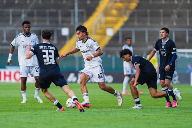 von links im Bild, Raphael Onyedika (Eintracht Frankfurt, 25), Jonas Theuerzeit (SC St.Toenis, 33), Can Uzun (Eintracht Frankfurt, 42) am Ball, Lenni Castrop (SC St.Toenis, 26), Julian Aaron Ogbeide (SC St.Toenis, 16) SC St. Tönis vs. Eintracht Frankfurt, Fussball, DFB-Pokal 2026 27, 1.Runde, Saison 2026 27, 21.08.2026, DFL REGULATIONS PROHIBIT ANY USE OF PHOTOGRAPHS AS IMAGE SEQUENCES AND OR QUASI-VIDEO, SC St. Tönis vs. Eintracht Frankfurt, Fussball, DFB-Pokal 2026 27, 1.Runde, Saison 2026 27, 21.08.2026 Krefeld *** From left to right in the photo: Raphael Onyedika (Eintracht Frankfurt, 25), Jonas Theuerzeit (SC St. Toenis, 33), Can Uzun (Eintracht Frankfurt, 42, with the ball), Lenni Castrop (SC St. Toenis, 26), Julian Aaron Ogbeide (SC St. Toenis), 16; SC St. Toenis vs. Eintracht Frankfurt, soccer, 2026–27 DFB Cup, Round 1, 2026–27 season, August 21, 2026, DFL regulations prohibit any use of photographs as image sequences and or quasi-video, SC St. Tönis vs. Eintracht Frankfurt, soccer, DFB Cup 2026–27, First Round, 2026–27 Season, August 21, 2026, Krefeld Copyright: xEibner-Pressefoto LukasxBaldygax EP_LBA
