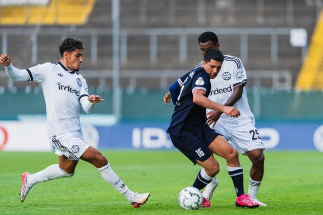 Fares Chaibi (Eintracht Frankfurt, 08) und Raphael Onyedika (Eintracht Frankfurt, 25) kaempfen um den Ball von Julian Aaron Ogbeide (SC St.Toenis, 16), Zweikampf SC St. Tönis vs. Eintracht Frankfurt, Fussball, DFB-Pokal 2026 27, 1.Runde, Saison 2026 27, 21.08.2026, DFL REGULATIONS PROHIBIT ANY USE OF PHOTOGRAPHS AS IMAGE SEQUENCES AND OR QUASI-VIDEO, SC St. Tönis vs. Eintracht Frankfurt, Fussball, DFB-Pokal 2026 27, 1.Runde, Saison 2026 27, 21.08.2026 Krefeld *** Fares Chaibi (Eintracht Frankfurt, 08) and Raphael Onyedika (Eintracht Frankfurt, 25) battle for the ball against Julian Aaron Ogbeide (SC St. Tönis, 16); tackle between SC St. Tönis and Eintracht Frankfurt; soccer; 2026–27 DFB Cup, 1st Round, 2026–27 season, August 21, 2026, DFL regulations prohibit any use of photographs as image sequences and or quasi-video, SC St. Tönis vs. Eintracht Frankfurt, soccer, DFB Cup 2026–27, First Round, 2026–27 Season, August 21, 2026, Krefeld Copyright: xEibner-Pressefoto LukasxBaldygax EP_LBA