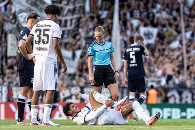 DFB-Pokal, 2026 2027, 1. Runde: SC St. Tönis 11 20 - Eintracht Frankfurt; 21.08.2026 Fares Chaibi (Eintracht Frankfurt, 8) liegt auf dem Rasen nach der Zweikampf, Davina Lutz (Schiedsrichterin, Poppenhausen) DFB-Pokal, 2026 2027, 1. Runde: SC St. Tönis 11 20 - Eintracht Frankfurt; Grotenburg-Stadion, Krefeld; 21.08.2026 *** DFB Cup, 2026–2027, 1st Round: SC St. Tönis 11–20 Eintracht Frankfurt, August 21, 2026; Fares Chaibi of Eintracht Frankfurt lies on the field after a tackle, Davina Lutz, referee, Poppenhausen DFB Cup, 2026–2027, 1st Round: SC St. Tönis 11–20 Eintracht Frankfurt, Grotenburg Stadium, Krefeld, August 21, 2026 Copyright: xBEAUTIFULxSPORTS Buriakovx