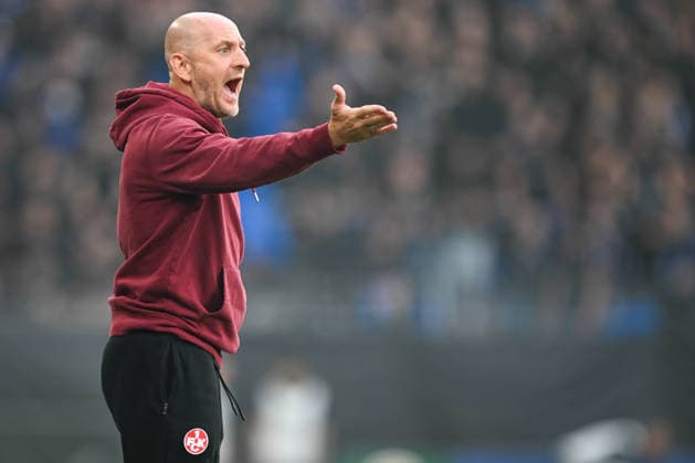DFB Pokal 26 27 - SV Waldhof Mannheim - 1. FC Kaiserslautern am 15.08.2026 im Carl Benz Stadion in Mannheim Trainer Torsten Lieberknecht (Kaiserslautern) unzufrieden, enttäuscht, enttaeuscht, niedergeschlagen. *** DFB Cup: SV Waldhof Mannheim 26–27 FC Kaiserslautern on August 15, 2026, at the Carl Benz Stadium in Mannheim. Coach Torsten Lieberknecht (Kaiserslautern): dissatisfied, disappointed, disheartened, dejected MT