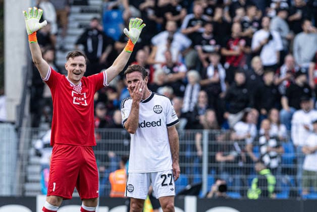 DFB-Pokal, 2026 2027, 1. Runde: SC St. Tönis 11 20 - Eintracht Frankfurt; 21.08.2026 Simon Sell (SC St. Tönis 11 20, 1), Mario Götze (Eintracht Frankfurt, 27) DFB-Pokal, 2026 2027, 1. Runde: SC St. Tönis 11 20 - Eintracht Frankfurt; Grotenburg-Stadion, Krefeld; 21.08.2026 *** DFB Cup, 2026–2027, 1st Round: SC St. Tönis 11–20 Eintracht Frankfurt, August 21, 2026; Simon Sell, SC St. Tönis 11–20, 1, Mario Götze, Eintracht Frankfurt, 27 DFB Cup, 2026–2027, 1st Round: SC St. Tönis 11–20 Eintracht Frankfurt at Grotenburg Stadium, Krefeld, August 21, 2026 Copyright: xBEAUTIFULxSPORTS Buriakovx