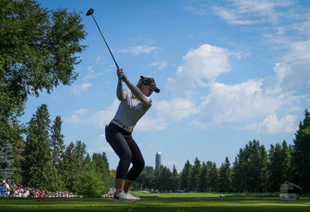 August 21, 2026, Edmonton, Ab, CANADA: Canada s Brooke Henderson, of Smiths Falls, Ont., hits her tee shot on the eighth hole during the second round at the LPGA, Golf Damen CPKC Canadian Women s Open golf tournament, in Edmonton, on Friday, Aug. 21, 2026. Canada News - August 21, 2026  - ZUMAc35_ 20260821_zaf_c35_081 Copyright: xDarrylxDyckx