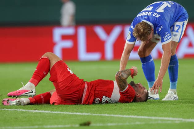 21.08.2026, xtgx, Fussball DFB-Pokal 1. Runde, FC Hansa Rostock - VfB Stuttgart, v.l. Jeff Chabot (Stuttgart, 24) verletzt, Verletzung, injury, injured, Kopf, Auge, Blut, blutet (DFL DFB REGULATIONS PROHIBIT ANY USE OF PHOTOGRAPHS as IMAGE SEQUENCES and or QUASI-VIDEO) Rostock *** August 21, 2026, xtgx, Soccer DFB Cup 1st Round, FC Hansa Rostock vs. VfB Stuttgart, from left: Jeff Chabot (Stuttgart), 24, injured, injury, head, eye, blood, bleeding. DFL and DFB regulations prohibit any use of photographs as image sequences and or quasi-video. Rostock