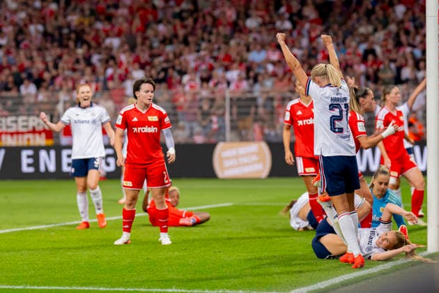 Germany, Berlin, Stadion an der Alten Foersterei, 21.08.2026, 1. Frauen Fußball Bundesliga, 1. FC Union Berlin vs. FC Bayern Muenchen, Turbulente Szene im Strafraum endet im Tor durch Glodis Perla Viggosdottir (FC Bayern Muenchen), Photo by Eibner Pressefoto Tino Henschel 1. Frauen Fußball Bundesliga, 1. FC Union Berlin vs. FC Bayern Muenchen Berlin *** Germany, Berlin, Stadion an der Alten Foersterei, August 21, 2026, Women s Bundesliga, 1. FC Union Berlin vs. FC Bayern Munich, A chaotic scene in the penalty area ends with a goal by Glodis Perla Viggosdottir of FC Bayern Munich, Photo by Eibner Pressefoto Tino Henschel, 1st Women s Soccer Bundesliga, 1. FC Union Berlin vs. FC Bayern Munich, Berlin Copyright: xEibnerxPressefotox
