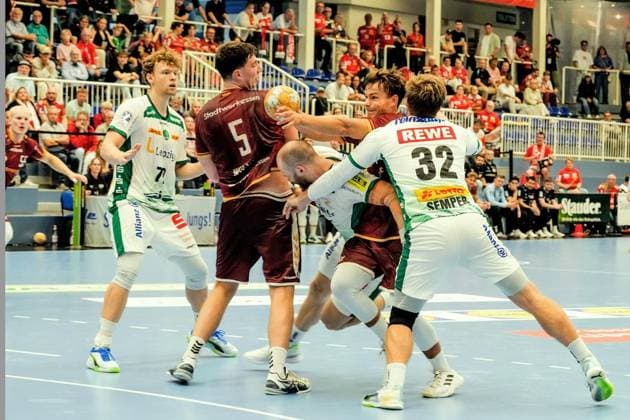 Handball in Essen ** NUR FÜR REDAKTIONELLE ZWECKE ** EDITORIAL USE ONLY **<p>Valentin Willner und Nils Homscheid vom TUSEM Essen im Spiel gegen Moritz Preuss und Franz Semper vom SC DHfK Leipzig. Das Spiel des DHB-Pokals, TUSEM Essen gegen den SC DHfK Leipzig endete am 21.08. 2026 in der Sporthalle Am Hallo, Ernestinenstraße 57 mit 36:33. Michael Gohl FUNKE Foto Services< p> Deutschland Nordrhein-Westfalen Essen Copyright: MichaelxGohl *** Handball in Essen ** FOR EDITORIAL PURPOSES ONLY ** EDITORIAL USE ONLY ** p Valentin Willner and Nils Homscheid of TUSEM Essen in the game against Moritz Preuss and Franz Semper of SC DHfK Leipzig The DHB Cup game, between TUSEM Essen and SC DHfK Leipzig, ended on August 21, 2026, at the Sporthalle Am Hallo, Ernestinenstraße 57, with a score of 36–33. Michael Gohl, FUNKE Photo Services p Sports, Germany, North Rhine-Westphalia, Essen. Copyright MichaelxGohl Copyright: MichaelxGohl doc879de6nhhv511pdzzf9w ,EDITORIAL USE ONLY