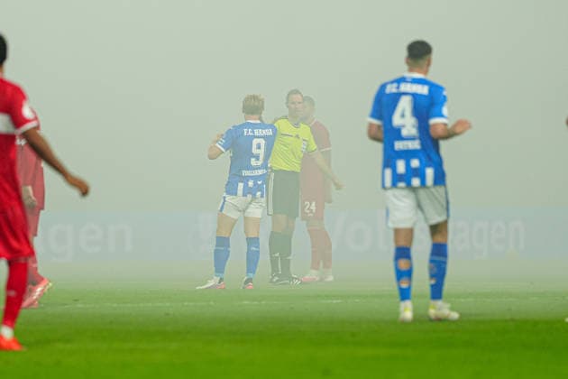 Spielunterbrechung nach Pyrotechnik Begalo Fans Ultras FC Hansa Rostock GER, FC Hansa Rostock vs. VfB Stuttgart, Fußball, DFB-Pokal, 1. Runde, Saison 2026 2027, 21.08.2026 GER, FC Hansa Rostock vs. VfB Stuttgart, Fußball, DFB-Pokal, 1. Runde, Saison 2026 2027, 21.08.2026 Rostock *** Game interrupted due to pyrotechnics by Begalo fans (Ultras) of FC Hansa Rostock (GER), FC Hansa Rostock vs. VfB Stuttgart, Soccer, DFB Cup, 1st Round, 2026–2027 Season, August 21, 2026 GER, FC Hansa Rostock vs. VfB Stuttgart, Soccer, DFB Cup, 1st Round, 2026–2027 Season, August 21, 2026 Rostock Copyright: xEibner-Pressefoto MarcelxvonxFehrnx EP_MFN