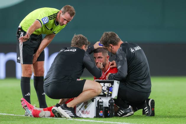 21.08.2026, xtgx, Fussball DFB-Pokal 1. Runde, FC Hansa Rostock - VfB Stuttgart, v.l. Jeff Chabot (Stuttgart, 24) verletzt, Verletzung, injury, injured, Kopf, Auge, Blut, blutet (DFL DFB REGULATIONS PROHIBIT ANY USE OF PHOTOGRAPHS as IMAGE SEQUENCES and or QUASI-VIDEO) Rostock *** August 21, 2026, xtgx, Soccer DFB Cup First Round, FC Hansa Rostock vs. VfB Stuttgart, from left: Jeff Chabot (Stuttgart), 24, injured, injury, head, eye, blood, bleeding. DFL and DFB regulations prohibit any use of photographs as image sequences and or quasi-video. Rostock