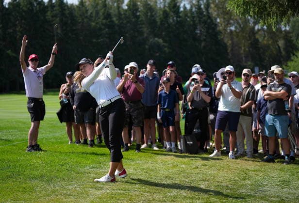 August 21, 2026, Edmonton, Ab, CANADA: Canada s Brooke Henderson, of Smiths Falls, Ont., hits her second shot from the rough on the eighth hole during the second round at the LPGA, Golf Damen CPKC Canadian Women s Open golf tournament, in Edmonton, on Friday, Aug. 21, 2026. Canada News - August 21, 2026  - ZUMAc35_ 20260821_zaf_c35_083 Copyright: xDarrylxDyckx
