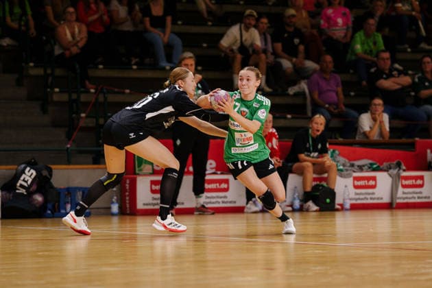 DHB-Pokal - 1. Runde: Füchse Berlin - SV Werder Bremen Leoni Baßiner (Füchse Berlin, 77) setzt sich durch am 21.08.2026 in der Sporthalle Charlottenburg, Berlin Berlin Sporthalle Charlottenburg Berlin Deutschland *** DHB Cup, First Round: Füchse Berlin vs. SV Werder Bremen; Leoni Baßiner (Füchse Berlin, No. 77) prevails on August 21, 2026, at the Charlottenburg Sports Hall, Berlin, Germany