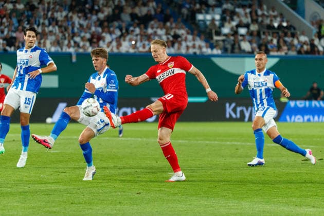 v.l. Florian Bohnert (Rostock) gegen Chris Führich (VfB) ; GER, FC Hansa Rostock vs. VfB Stuttgart, Fußball, Männer, DFB-Pokal, 01. Runde, Spielzeit 2026 2027, 21.08.2026 Rostock Ostseestadion Mecklenburg - Vorpommern Deutschland *** Florian Bohnert (Rostock) vs. Chris Führich (VfB GER), FC Hansa Rostock vs. VfB Stuttgart, Soccer, Men, DFB Cup, First Round, 2026–2027 Season, August 21, 2026, Rostock Ostseestadion, Mecklenburg-Western Pomerania, Germany