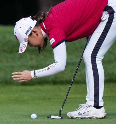 August 21, 2026, Edmonton, Ab, CANADA: Yuri Yoshida, of Japan, swats away a mosquito that landed on her ball while preparing to putt on the 14th hole during the second round at the LPGA, Golf Damen CPKC Canadian Women s Open golf tournament, in Edmonton, on Friday, Aug. 21, 2026. Canada News - August 21, 2026  - ZUMAc35_ 20260821_zaf_c35_110 Copyright: xDarrylxDyckx
