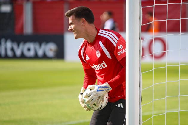 21.08.2026, GER, Fussball, Herren, DFB-Pokal, Saison 2026 2027, SC St. Tönis vs Eintracht Frankfurt Michael Zetterer hat den Ball in der Hand Krefeld Grotenburg-Stadion Nordrhein-Westfalen Deutschland *** August 21, 2026, GER, Soccer, Men s, DFB Cup, 2026–2027 Season, SC St. Tönis vs. Eintracht Frankfurt; Michael Zetterer holds the ball at Krefeld Grotenburg Stadium, North Rhine-Westphalia, Germany Copyright: xAdrianxSchlüterx