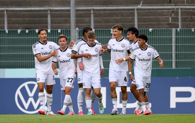 Jubel Eintracht Frankfurt nach einem Tor. (l-r) Younes Ebnoutalib (Eintracht Frankfurt), Mario Götze (Eintracht Frankfurt), Elias Baum (Eintracht Frankfurt), Robin Koch (Eintracht Frankfurt), Can Uzun (Eintracht Frankfurt), Ayoube Amaimouni-Echghouyab (Eintracht Frankfurt) Fussball DFB Pokal 1. Runde, SC St. Tönis - Eintracht Frankfurt 0:11, am 21.08.2026 in Krefeld Deutschland. Grotenburg-Stadion *** Celebration at Eintracht Frankfurt after a goal: Younes Ebnoutalib (Eintracht Frankfurt), Mario Götze (Eintracht Frankfurt), Elias Baum (Eintracht Frankfurt), Robin Koch (Eintracht Frankfurt), Can Uzun (Eintracht Frankfurt), Ayoube Amaimouni Echghouyab (Eintracht Frankfurt) – Soccer, DFB Cup First Round: SC St. Tönis vs. Eintracht Frankfurt 0–11, on August 21, 2026, at Grotenburg Stadium in Krefeld, Germany