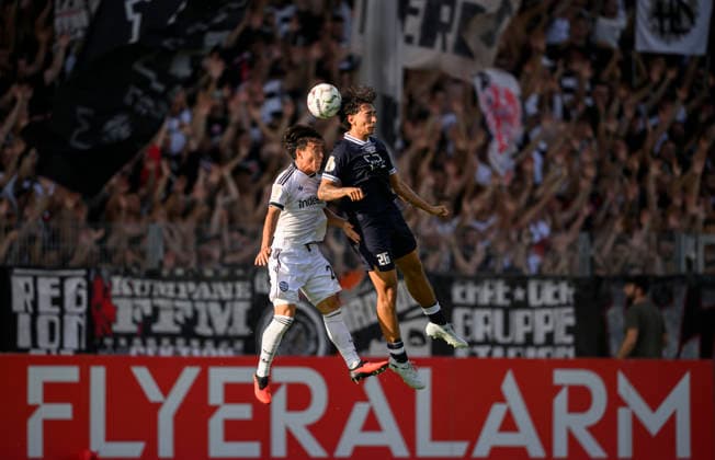 (l-r) Lenni Castrop (Tönis), Keita Kosugi (Eintracht Frankfurt) Zweikampf, Aktion, Fussball DFB Pokal 1. Runde, SC St. Tönis - Eintracht Frankfurt 0:11, am 21.08.2026 in Krefeld Deutschland. Grotenburg-Stadion *** l r Lenni Castrop Tönis, Keita Kosugi, Eintracht Frankfurt; tackle, action, soccer; DFB Cup 1st Round, SC St. Tönis vs. Eintracht Frankfurt 0–11, on August 21, 2026, in Krefeld, Germany, at Grotenburg Stadium