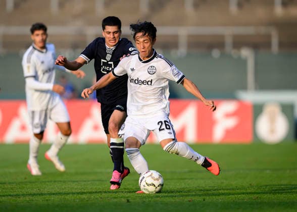 (l-r) Julian Andres Suaterna Florez (Tönis), Keita Kosugi (Eintracht Frankfurt), Zweikampf, Aktion, Fussball DFB Pokal 1. Runde, SC St. Tönis - Eintracht Frankfurt 0:11, am 21.08.2026 in Krefeld Deutschland. Grotenburg-Stadion *** l r Julian Andres Suaterna Florez Tönis, Keita Kosugi Eintracht Frankfurt, tackle, action, soccer, DFB Cup 1st Round, SC St. Tönis vs. Eintracht Frankfurt 0–11, on August 21, 2026, in Krefeld, Germany, at Grotenburg Stadium