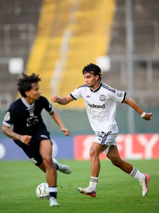 (l-r) Lenni Castrop (Tönis), Can Uzun (Eintracht Frankfurt) Aktion, Fussball DFB Pokal 1. Runde, SC St. Tönis - Eintracht Frankfurt 0:11, am 21.08.2026 in Krefeld Deutschland. Grotenburg-Stadion *** l r Lenni Castrop Tönis, Can Uzun, Eintracht Frankfurt in action, Soccer, DFB Cup 1st Round, SC St. Tönis vs. Eintracht Frankfurt 0–11, on August 21, 2026, at Grotenburg Stadium in Krefeld, Germany