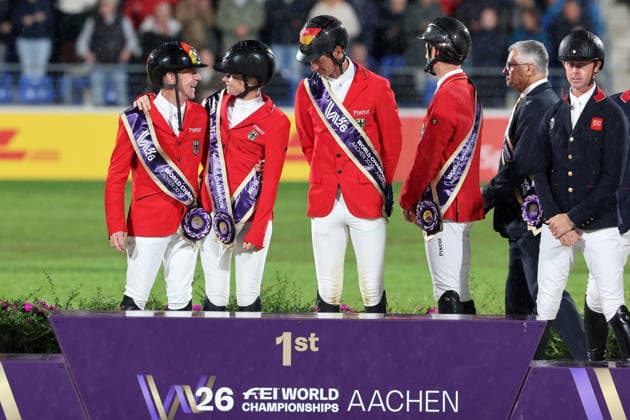 Siegerehrung, Weltmeister im Team, 1. Platz, Mannschaftsweltmeister Springen: Deutschland, Richard Vogel, Marcus Ehning, Bundestrainer Otto Becker, Sophie Hinners, Daniel Deusser, Jubel, Emotion, Sprung auf das Podest, Springen, FEI Jumping World Championship, WM, Weltmeisterschaft , FEI Jumping World Championship Second Competition Team Final, Mercedes-Benz Prize, Mercedes-Benz Prize, Einzel und Teamwertung, Jumping , AACHEN - FEI World Championships 2026, Weltfest des Pferdesports, Reitsport Weltmeisterschaft 2026, Aachen 2026, Welcome Home 2026, Aachener Soers, 11. bis 23. August 2026, Reitsport, 20.08.2026, Aachen Aachener Soers Deutschland *** Awards Ceremony, Team World Champions, 1st Place, German Team World Champions in Show Jumping, Richard Vogel, Marcus Ehning, National Coach Otto Becker, Sophie Hinners, Daniel Deusser, Jubilation, Emotion, Climbing onto the Podium, Show Jumping, FEI Jumping World Championship, FEI Jumping World Championship Second Competition Team Final, Mercedes-Benz Prize, Mercedes-Benz Prize, Individual and Team Standings, Jumping, AACHEN FEI World Championships 2026, World Festival of Equestrian Sports, 2026 Equestrian World Championships, Aachen 2026, Welcome Home 2026, Aachen Soers, August 11–23, 2026, Equestrian Sports, August 20, 2026, Aachen Soers, Germany