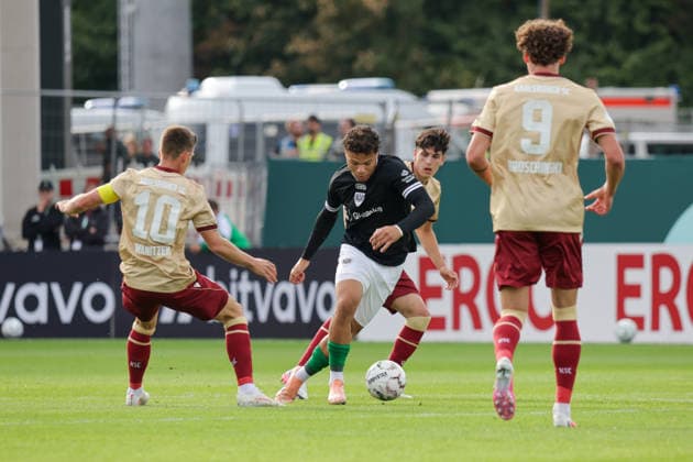 21.08.2026, xgrfx, Fussball DFB Pokal 1.Runde, Preußen Münster - Karlsruher SC v.l. Marvin Wanitzek (Karlsruher SC), Montell Ndikom (Preußen Münster) (DFL DFB REGULATIONS PROHIBIT ANY USE OF PHOTOGRAPHS as IMAGE SEQUENCES and or QUASI-VIDEO) Münster *** August 21, 2026, xgrfx, Soccer DFB Cup First Round, Preußen Münster vs. Karlsruher SC, featuring Marvin Wanitzek (Karlsruher SC) and Montell Ndikom (Preußen Münster). DFL and DFB regulations prohibit any use of photographs as image sequences and or quasi-video. Münster