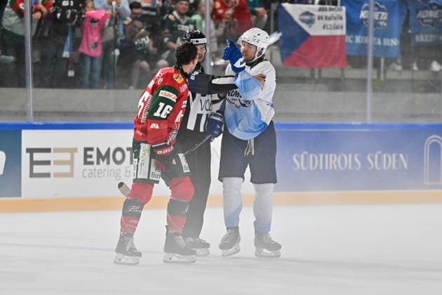 Dolomitencup 2026; HC Kometa Brno - Augsburger Panther; 21.08.2026 NEUMARKT, ITALY - 21. AUGUST: im Gespräch Cameron WRIGHT (Augsburger Panther 16) und Kristian POSPISIL (HC Kometa Brünn 22) während dem Testspiel zwischen dem HC Kometa Brünn und den Augsburger Panthern beim Dolomitencup in der Würth Arena Neumarkt *** Dolomites Cup 2026 HC Kometa Brno vs. Augsburger Panther, August 21, 2026, NEUMARKT, ITALY, August 21: Cameron WRIGHT of the Augsburger Panther (No. 16) and Kristian POSPISIL of HC Kometa Brno (No. 22) in conversation during the exhibition game between HC Kometa Brno and the Augsburger Panther at the Dolomites Cup in the Würth Arena in Neumarkt Copyright: xBEAUTIFULxSPORTS Goldbergx