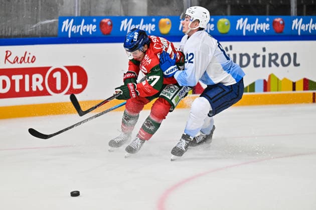 Dolomitencup 2026; HC Kometa Brno - Augsburger Panther; 21.08.2026 NEUMARKT, ITALY - 21. AUGUST: im Duell Luke TOPOROWSKI (Augsburger Panther 77) und Filip KRAL (HC Kometa Brünn 82) während dem Testspiel zwischen dem HC Kometa Brünn und den Augsburger Panthern beim Dolomitencup in der Würth Arena Neumarkt *** Dolomites Cup 2026 HC Kometa Brno vs. Augsburger Panther, August 21, 2026, NEUMARKT, ITALY, August 21: Luke TOPOROWSKI of the Augsburger Panther (No. 77) and Filip KRAL of HC Kometa Brno (No. 82) face off during the exhibition game between HC Kometa Brno and the Augsburger Panther at the Dolomiten Cup in the Würth Arena in Neumarkt Copyright: xBEAUTIFULxSPORTS Goldbergx
