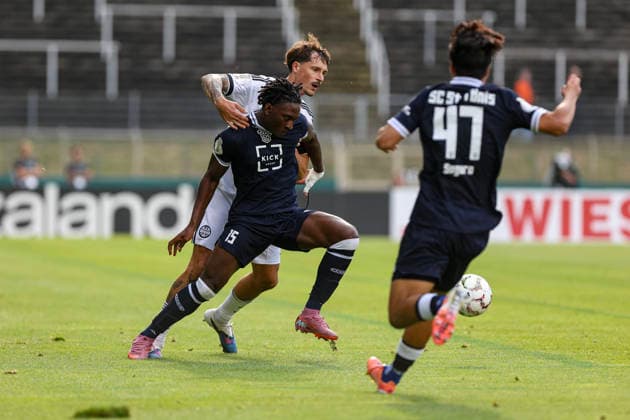 21.08.2026, GER, Fussball, Herren, DFB-Pokal, Saison 2026 2027, SC St. Tönis vs Eintracht Frankfurt Farid Omorou (Tönis) und Robin Koch (Frankfurt) im Kampf um den Ball Krefeld Grotenburg-Stadion Nordrhein-Westfalen Deutschland *** August 21, 2026, GER, Soccer, Men s, DFB Cup, 2026–2027 Season, SC St. Tönis vs. Eintracht Frankfurt; Farid Omorou (Tönis) and Robin Koch (Frankfurt) battling for the ball at Krefeld Grotenburg Stadium, North Rhine-Westphalia, Germany Copyright: xAdrianxSchlüterx