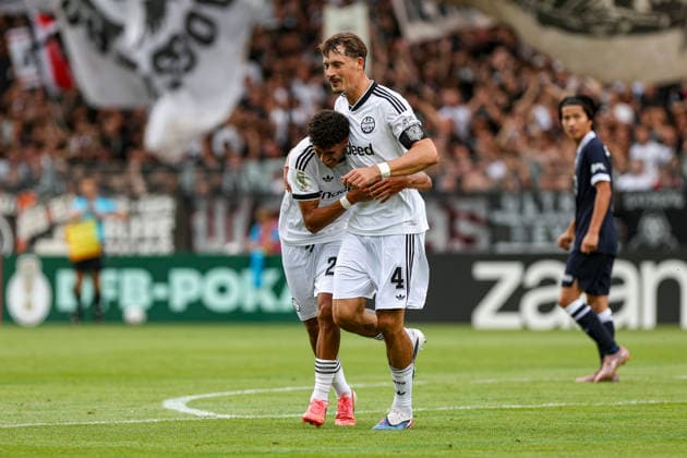 21.08.2026, GER, Fussball, Herren, DFB-Pokal, Saison 2026 2027, SC St. Tönis vs Eintracht Frankfurt Robin Koch (Frankfurt) Torjubel, jubelt mit Ayoube Amaimouni-Echghouyab (Frankfurt) nach dem Treffer zum 0:2 Krefeld Grotenburg-Stadion Nordrhein-Westfalen Deutschland *** August 21, 2026, GER, Soccer, Men s, DFB Cup, 2026–2027 Season, SC St. Tönis vs. Eintracht Frankfurt; Robin Koch of Frankfurt celebrates the goal with Ayoube Amaimouni Echghouyab of Frankfurt after scoring the 0–2 goal at Krefeld s Grotenburg Stadium in North Rhine-Westphalia, Germany Copyright: xAdrianxSchlüterx