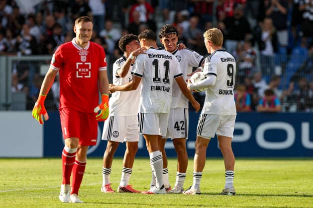 21.08.2026, GER, Fussball, Herren, DFB-Pokal, Saison 2026 2027, SC St. Tönis vs Eintracht Frankfurt Can Uzun (Frankfurt) Torjubel, jubelt nach seinem Treffer zum 0:6 Krefeld Grotenburg-Stadion Nordrhein-Westfalen Deutschland *** August 21, 2026, GER, Soccer, Men s, DFB Cup, 2026–2027 season, SC St. Tönis vs. Eintracht Frankfurt—Can Uzun of Frankfurt celebrates his goal, making the score 0–6, at Krefeld s Grotenburg Stadium in North Rhine-Westphalia, Germany Copyright: xAdrianxSchlüterx