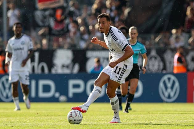 21.08.2026, GER, Fussball, Herren, DFB-Pokal, Saison 2026 2027, SC St. Tönis vs Eintracht Frankfurt Younes Ebnoutalib (Frankfurt) in Aktion am Ball, Einzelaktion Krefeld Grotenburg-Stadion Nordrhein-Westfalen Deutschland *** August 21, 2026, GER, Soccer, Men s, DFB Cup, 2026–2027 Season, SC St. Tönis vs. Eintracht Frankfurt; Younes Ebnoutalib of Frankfurt in action with the ball, individual play at Krefeld Grotenburg Stadium, North Rhine-Westphalia, Germany Copyright: xAdrianxSchlüterx