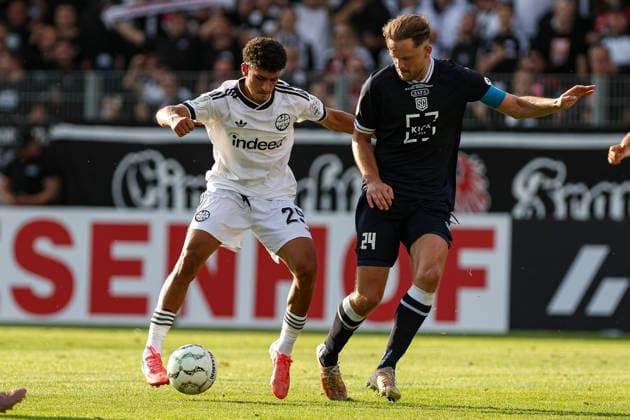 21.08.2026, GER, Fussball, Herren, DFB-Pokal, Saison 2026 2027, SC St. Tönis vs Eintracht Frankfurt Ayoube Amaimouni-Echghouyab (Frankfurt) und Maximilian Pohlig (Tönis) im Kampf um den Ball Krefeld Grotenburg-Stadion Nordrhein-Westfalen Deutschland *** August 21, 2026, GER, Soccer, Men s, DFB Cup, 2026–2027 Season, SC St. Tönis vs. Eintracht Frankfurt: Ayoube Amaimouni Echghouyab (Frankfurt) and Maximilian Pohlig (Tönis) battling for the ball at Krefeld Grotenburg Stadium, North Rhine-Westphalia, Germany Copyright: xAdrianxSchlüterx