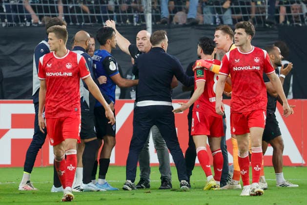 Im Bild: Beide Teams geraten nach Abpfiff der regulaeren Spielzeit aneinander. 21.08.2026, SV Waldhof Mannheim 07 - 1. FC Kaiserslautern, DFB-Pokal, 1. Runde, Deutschland, Mannheim, Carl-Benz-Stadion, DFL REGULATIONS PROHIBIT ANY USE OF PHOTOGRAPHS AS IMAGE SEQUENCES AND OR QUASI-VIDEO. *** In the photo: Both teams clash after the final whistle of regulation time, August 21, 2026, SV Waldhof Mannheim 07 vs. 1. FC Kaiserslautern, DFB Cup, First Round, Germany, Mannheim, Carl Benz Stadium, DFL REGULATIONS PROHIBIT ANY USE OF PHOTOGRAPHS AS IMAGE SEQUENCES AND OR QUASI-VIDEO Copyright: HMBxMedia xJulienxBecker