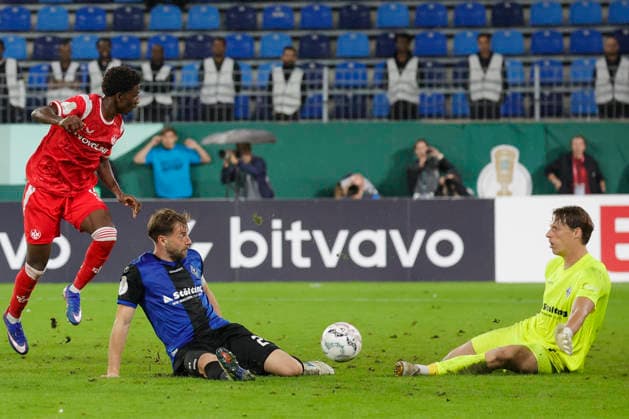 Im Bild: v.li. Ibrahim Kanate (1. FC Kaiserslautern, 11) mit der Torchance gegen Lukas Kluenter (SV Waldhof Mannheim 07, 24) und Torwart Thijmen Nijhuis (SV Waldhof Mannheim 07, 1) 21.08.2026, SV Waldhof Mannheim 07 - 1. FC Kaiserslautern, DFB-Pokal, 1. Runde, Deutschland, Mannheim, Carl-Benz-Stadion, DFL REGULATIONS PROHIBIT ANY USE OF PHOTOGRAPHS AS IMAGE SEQUENCES AND OR QUASI-VIDEO. *** Pictured from left: Ibrahim Kanate (1 FC Kaiserslautern, No. 11) with a scoring chance against Lukas Kluenter (SV Waldhof Mannheim 07, No. 24) and goalkeeper Thijmen Nijhuis (SV Waldhof Mannheim 07, No. 1), August 21, 2026, SV Waldhof Mannheim 07 vs. 1 FC Kaiserslautern, DFB Cup, 1st Round, Germany, Mannheim, Carl Benz Stadium, DFL REGULATIONS PROHIBIT ANY USE OF PHOTOGRAPHS AS IMAGE SEQUENCES AND OR QUASI-VIDEO Copyright: HMBxMedia xJulienxBecker