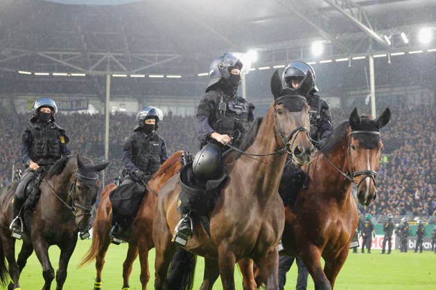 Im Bild: Ausschreitungen der Fanlager, die Polizei muss eingreifen und das Feld stuermen, unteranderem mit Pferden. 21.08.2026, SV Waldhof Mannheim 07 - 1. FC Kaiserslautern, DFB-Pokal, 1. Runde, Deutschland, Mannheim, Carl-Benz-Stadion, DFL REGULATIONS PROHIBIT ANY USE OF PHOTOGRAPHS AS IMAGE SEQUENCES AND OR QUASI-VIDEO. *** The photo shows riots among the fan groups; the police are forced to intervene and storm the field, using horses, among other measures. August 21, 2026, SV Waldhof Mannheim 07 vs. 1 FC Kaiserslautern, DFB Cup, First Round, Germany, Mannheim, Carl Benz Stadium, DFL REGULATIONS PROHIBIT ANY USE OF PHOTOGRAPHS AS IMAGE SEQUENCES AND OR QUASI-VIDEO Copyright: HMBxMedia xJulienxBecker