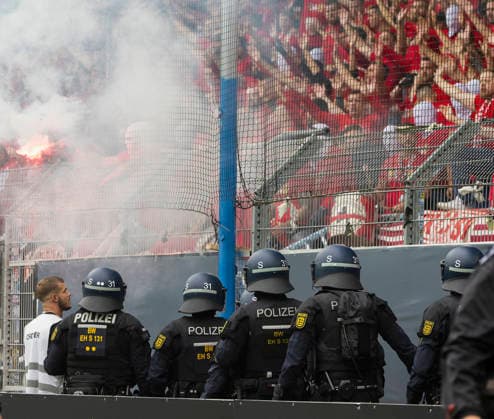 Im Bild: Die Polizei bereitet sich mit einem Grossaufgebot auf eine moegliche Eskalation der Fanlager vor. 21.08.2026, SV Waldhof Mannheim 07 - 1. FC Kaiserslautern, DFB-Pokal, 1. Runde, Deutschland, Mannheim, Carl-Benz-Stadion, DFL REGULATIONS PROHIBIT ANY USE OF PHOTOGRAPHS AS IMAGE SEQUENCES AND OR QUASI-VIDEO. *** Pictured: Police are preparing with a large contingent for a possible escalation between the fan groups on August 21, 2026, SV Waldhof Mannheim 07 vs. 1. FC Kaiserslautern, DFB Cup, First Round, Germany, Mannheim, Carl Benz Stadium, DFL regulations prohibit any use of photographs as image sequences and or quasi-video Copyright: HMBxMedia xJulienxBecker