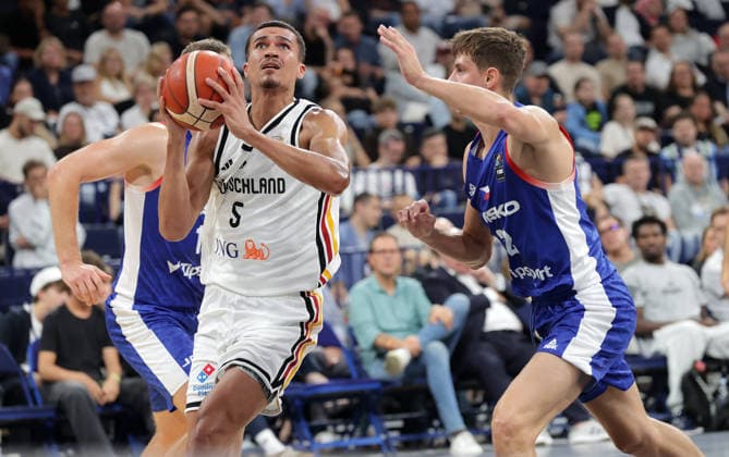 Tristan da Silva (GER) zieht an Richard Balint (CZE) vorbei Basketball, Herren, Supercup, DBB,TurkishAirlines SUPERCUP, Barclays Arena, Deutschland gegen Czechia 115-82 *** Tristan da Silva (GER) overtakes Richard Balint (CZE) Basketball, Men s, Super Cup, DBB, Turkish Airlines Super Cup, Barclays Arena, Germany vs. Czechia 115–82
