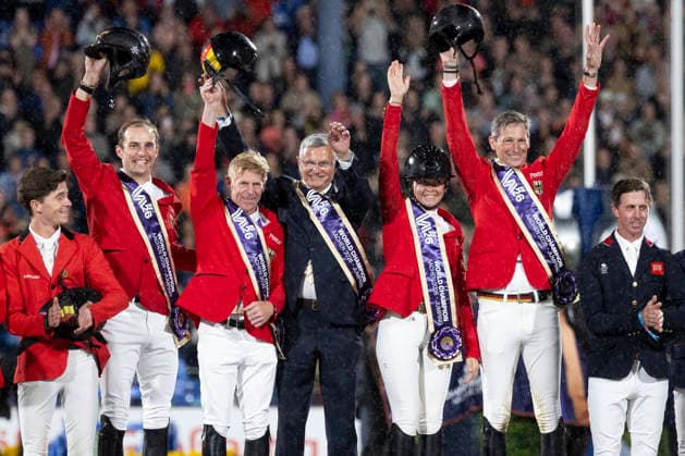 Das Deutsche Spring Team ist Weltmeister, v.l.n.r. Richard VOGEL, Marcus EHNING, Bundestrainer Otto BECKER, Sophie HINNERS und Daniel DEUSSER, Jubel, Lachen, Freude, bei der Siegerehrung, S2: 2. Umlauf FEI Jumping World Championship, WM, Weltmeisterschaft - Team, am 21.08.2026, FEI Reit Weltmeisterschaft Aachen 2026 vom 11. - 23.08.2026 in Aachen Deutschland; Â *** The German Show Jumping Team is the world champion: from left to right, Richard VOGEL, Marcus EHNING, national team coach Otto BECKER, Sophie HINNERS, and Daniel DEUSSER, Cheers, laughter, and joy at the award ceremony for the S2 2-round FEI Jumping World Championship Team event on August 21, 2026, FEI World Equestrian Games Aachen 2026, August 11–23, 2026, in Aachen, Germany Â