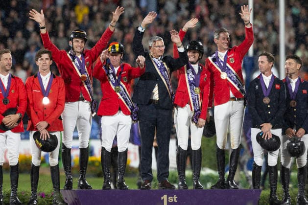 Das Deutsche Spring Team ist Weltmeister, v.l.n.r. Richard VOGEL, Marcus EHNING, Bundestrainer Otto BECKER, Sophie HINNERS und Daniel DEUSSER, mit Gold-Medaillen, Jubel, Lachen, Freude, bei der Siegerehrung, S2: 2. Umlauf FEI Jumping World Championship, WM, Weltmeisterschaft - Team, am 21.08.2026, FEI Reit Weltmeisterschaft Aachen 2026 vom 11. - 23.08.2026 in Aachen Deutschland; Â *** The German show jumping team is the world champion. From left to right: Richard VOGEL, Marcus EHNING, national team coach Otto BECKER, Sophie HINNERS, and Daniel DEUSSER, with gold medals, cheering, laughter, and joy at the award ceremony for the S2 2-round FEI Jumping World Championship Team event on August 21, 2026, FEI World Equestrian Games Aachen 2026, August 11–23, 2026, in Aachen, Germany Â