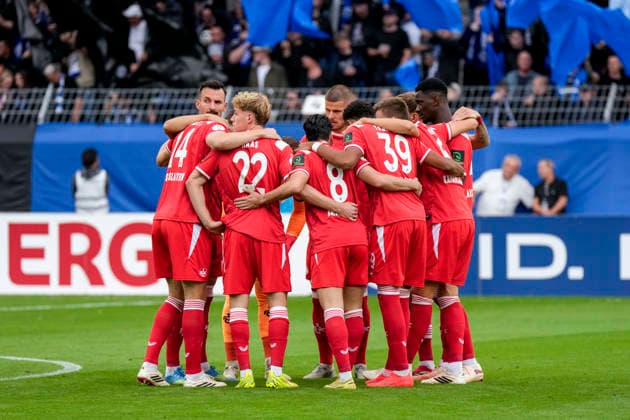 Spieler vom 1. FC Kaiserslautern, schwören sich mit einem Mannschaftskreis vor dem Anpfiff ein, Kreis, Teamkreis, Konzentration, Kameradschaft, Ansprache, Motivation, 21.08.2026, Mannheim (Deutschland), Fussball, DFB-Pokal, 1. Runde, SV Waldhof Mannheim - 1. FC Kaiserslautern, DFB DFL REGULATIONS PROHIBIT ANY USE OF PHOTOGRAPHS AS IMAGE SEQUENCES AND OR QUASI-VIDEO. *** Players from 1 FC Kaiserslautern gather in a team huddle before kickoff; huddle, team huddle, concentration, camaraderie, pep talk, motivation, August 21, 2026, Mannheim, Germany, soccer, DFB Cup, 1st round, SV Waldhof Mannheim vs. 1 FC Kaiserslautern, DFB and DFL regulations prohibit any use of photographs as image sequences and or quasi-video xozx