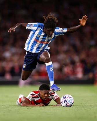 Arsenal v Coventry City 21 August 2026, London - Premier League Football - Arsenal v Coventry City - Myles Lewis-Skelly of Arsenal and Caleb Yirenkyi of Coventry City - Photo: Jacques Feeney Offside. London UK *** Arsenal gegen Coventry City, 21. August 2026, London, Premier League, Fußball: Arsenal gegen Coventry City – Myles Lewis Skelly von Arsenal und Caleb Yirenkyi von Coventry City. Foto: Jacques Feeney, Offside, London, Großbritannien  Copyright: xJacquesxFeeneyx xOffsidexOffside