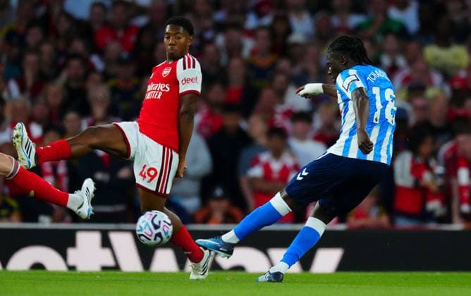 Loum Tchaouna of Coventry City shoots past Myles Lewis-Skelly of Arsenal Arsenal v Coventry City, Premier League Football, Football, Emirates Stadium, London, UK - 21 Aug 2026London Emirates Stadium United Kingdom EDITORIAL USE ONLY No use with unauthorised audio, video, data, fixture lists, club league logos or live services. Online in-match use limited to 120 images, no video emulation. No use in betting, games or single club league player publications.  Copyright: xJavierxGarcia Shutterstockx 17111304cs