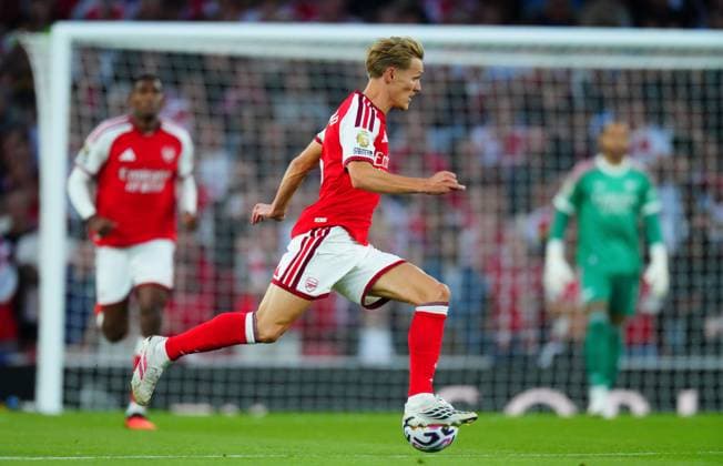 Martin Odegaard of Arsenal with the gold sleeve patch indicating Premier League Champions Arsenal v Coventry City, Premier League Football, Football, Emirates Stadium, London, UK - 21 Aug 2026London Emirates Stadium United Kingdom EDITORIAL USE ONLY No use with unauthorised audio, video, data, fixture lists, club league logos or live services. Online in-match use limited to 120 images, no video emulation. No use in betting, games or single club league player publications.  Copyright: xJavierxGarcia Shutterstockx 17111304ee