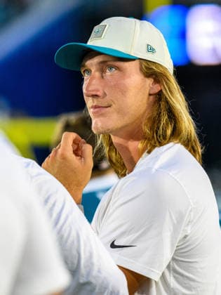 Aug 21, 2026; Jacksonville, Florida, USA; Jacksonville Jaguars quarterback Trevor Lawrence (16) looks up the big screen from the sideline during the first half of preseason game against the Carolina Panthers at Everbank Stadium. Mandatory Credit: -Cal Media NFL, American Football Herren, USA 2026: Panthers Vs Jaguars AUG 21  - ZUMAcg2_ 20221124_faf_cg2_009 Copyright: xRomeoxGuzmanx
